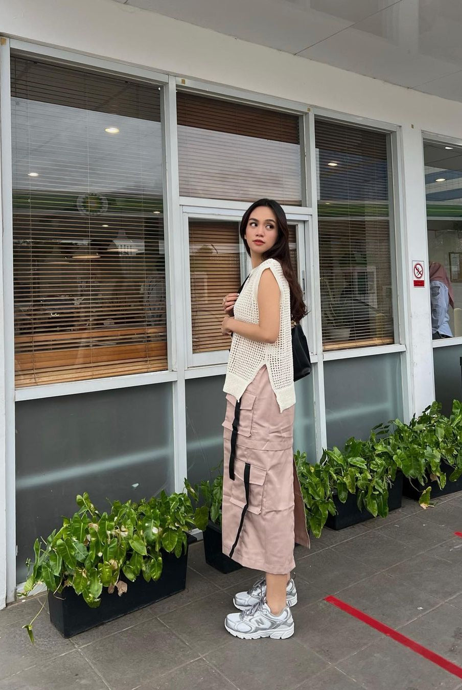 Vest Rajut Wanita Pluto Blend Mesh Vest - Styling by Jessica