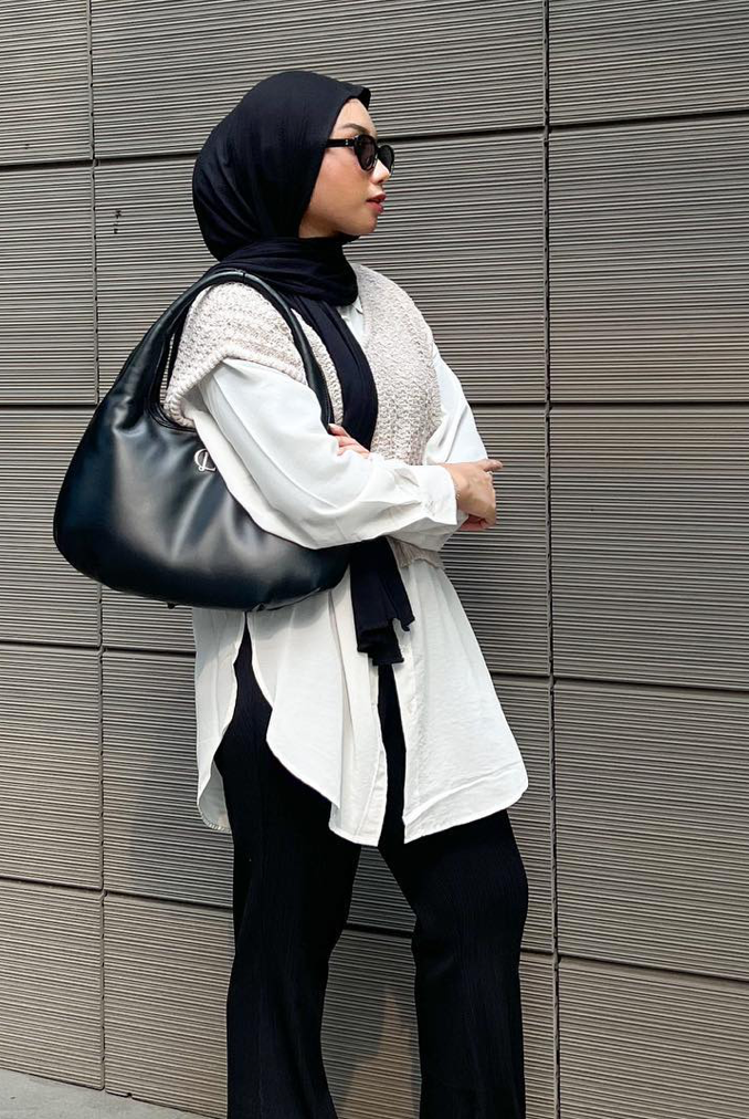 Adya Asyra mengenakan Slub Sleeveless Yarn Knit Vest
