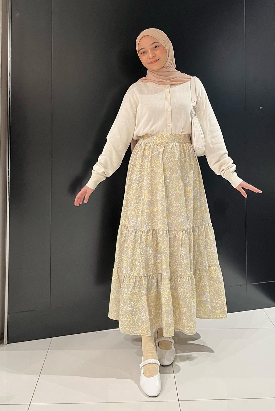 Astrid mengenakan Two Tiered Print Skirt Jalessa by Astrid