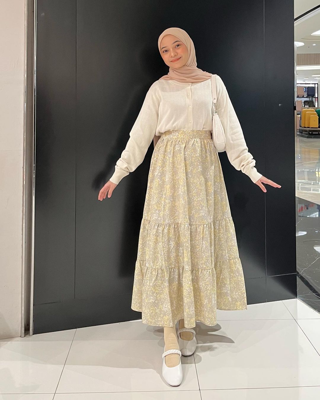 Astrid mengenakan Two Tiered Print Skirt Jalessa by Astrid