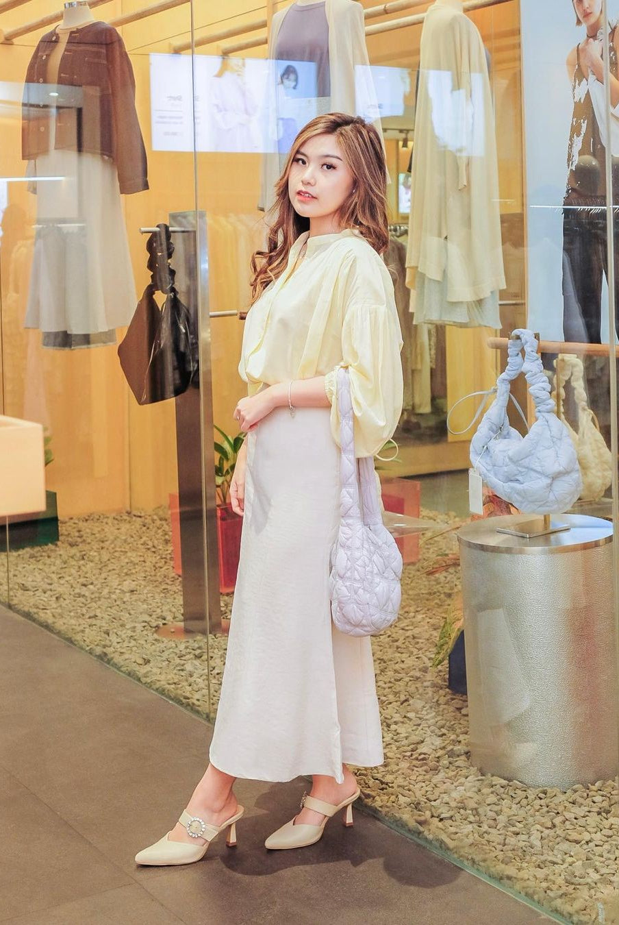 Calista Angeline mengenakan Blouse kekinian Yool Long Sleeve blouse