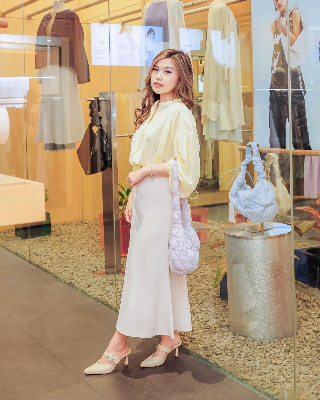 Calista Angeline mengenakan Blouse kekinian Yool Long Sleeve blouse