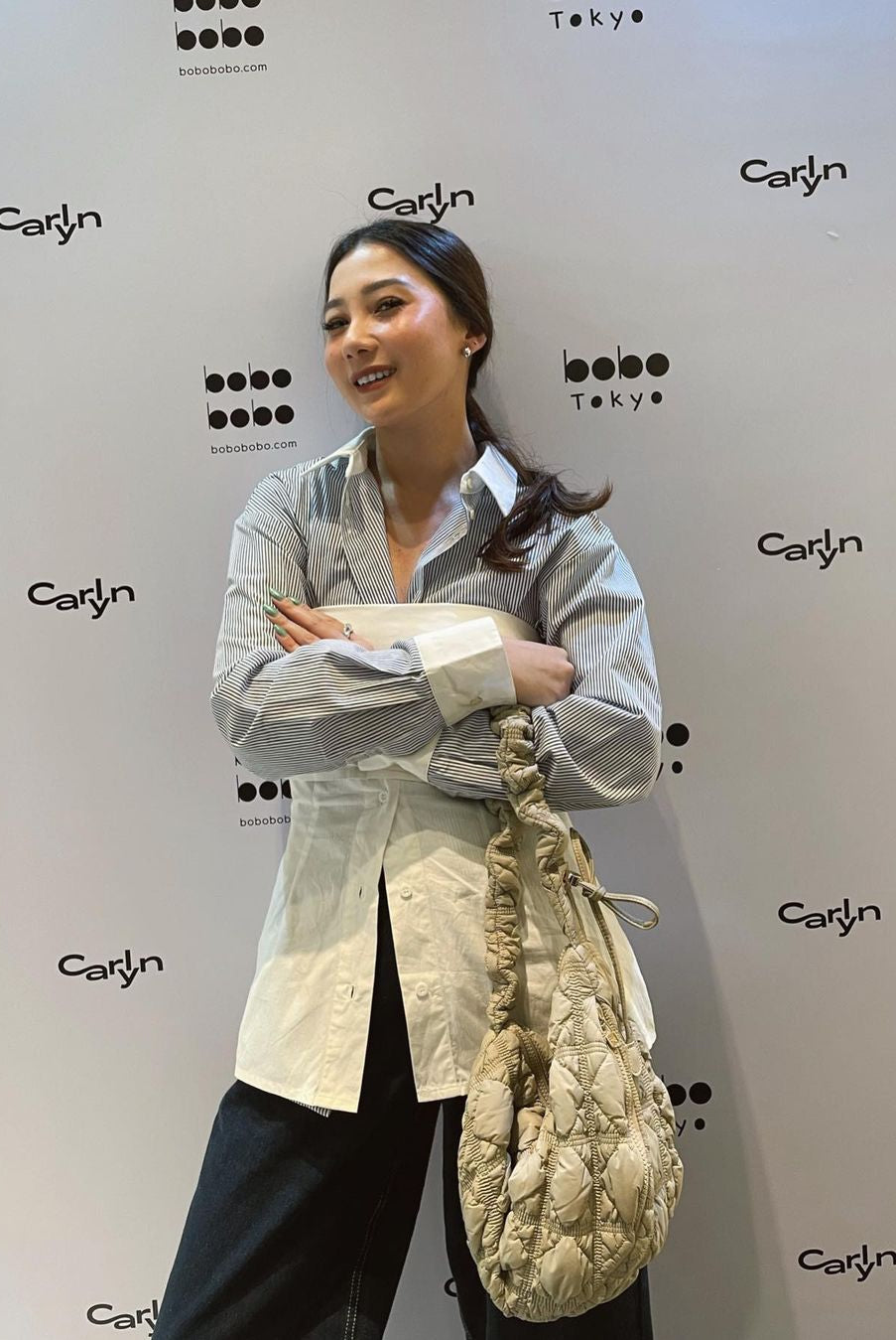 Carissas mengenakan Simu Cleric Shirt