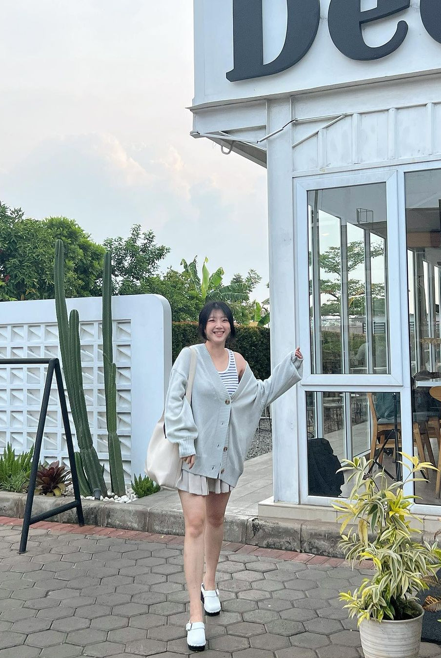 Dita Mandasari Mengenakan Camia Loose Cardigan