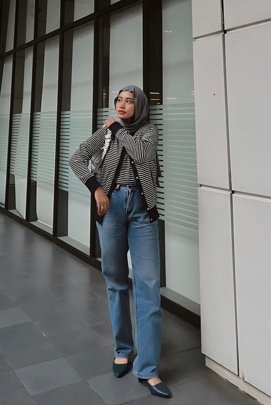 Diyanah mengenakan Stripped Cardigan Aubrey