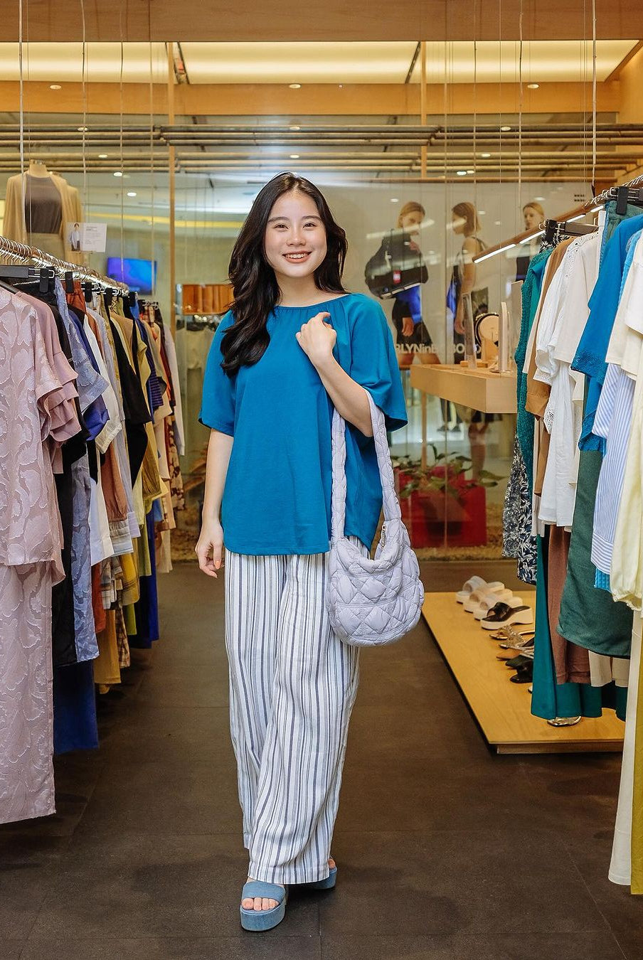 Gaby Wijaya mengenakan Kulot garis garis Royal Striped Wide pants