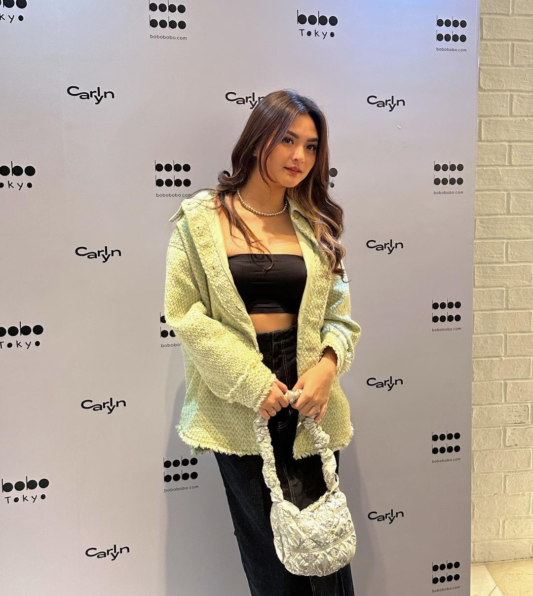 Hazel Yuli mengenakan Bocca Shirt Tweed jacket