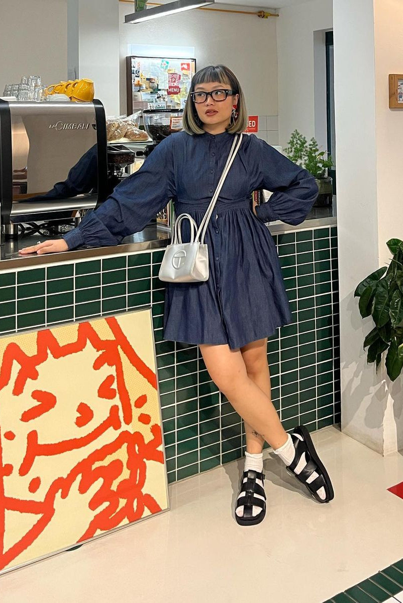 Jennifer Liviana mengenakan Shirring Denim Delwyn