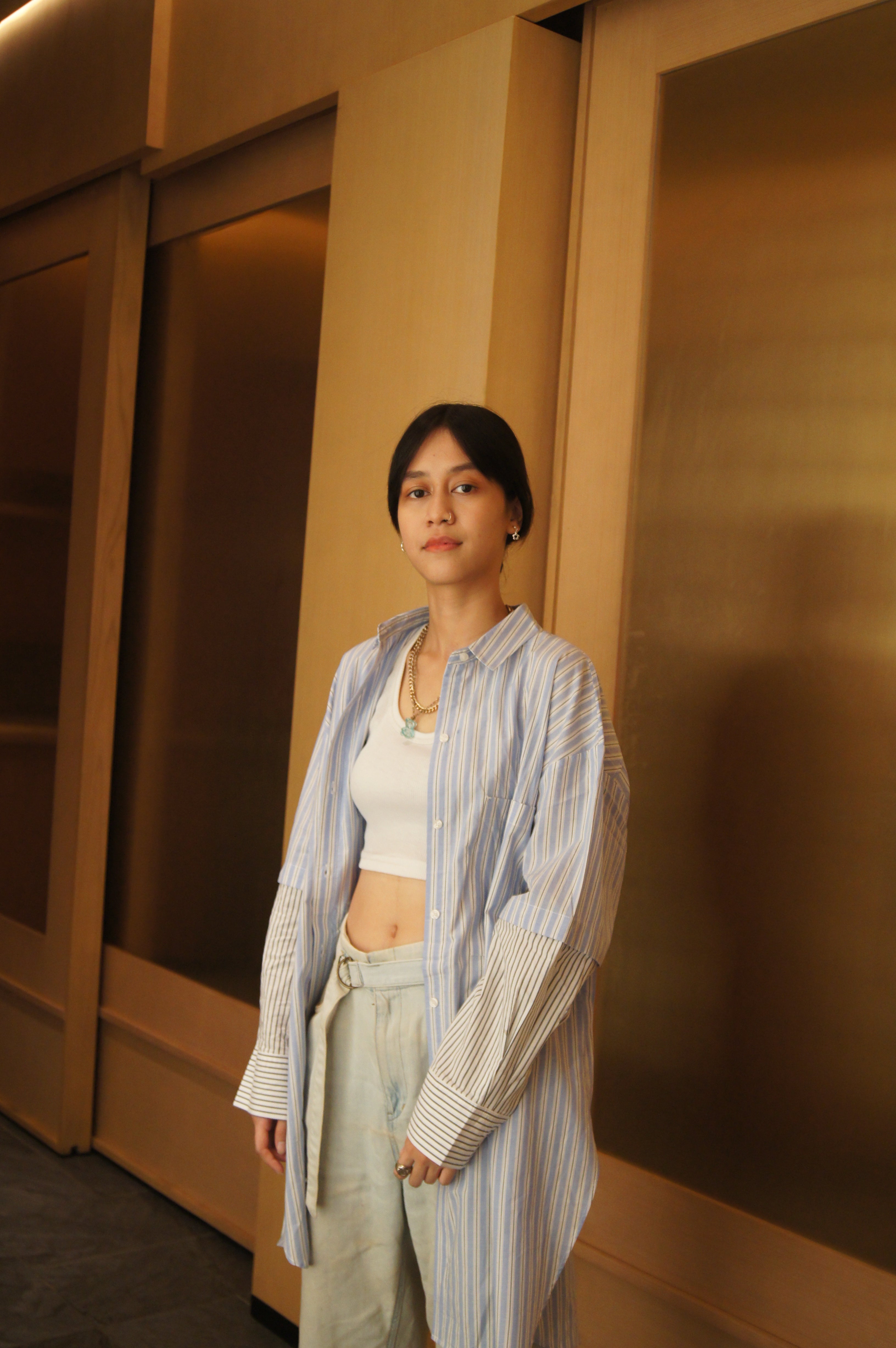 Keisha Aita mengenakan Kemeja Modern Wanita Seo 2Way Sleeve