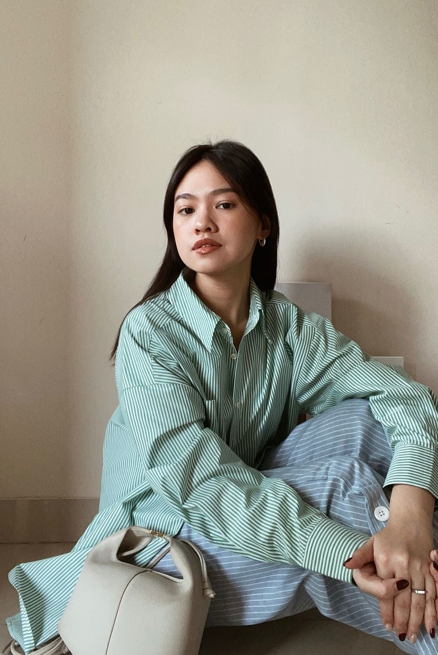 Michelle Gunawan mengenakan Seo 2 Ways shirt