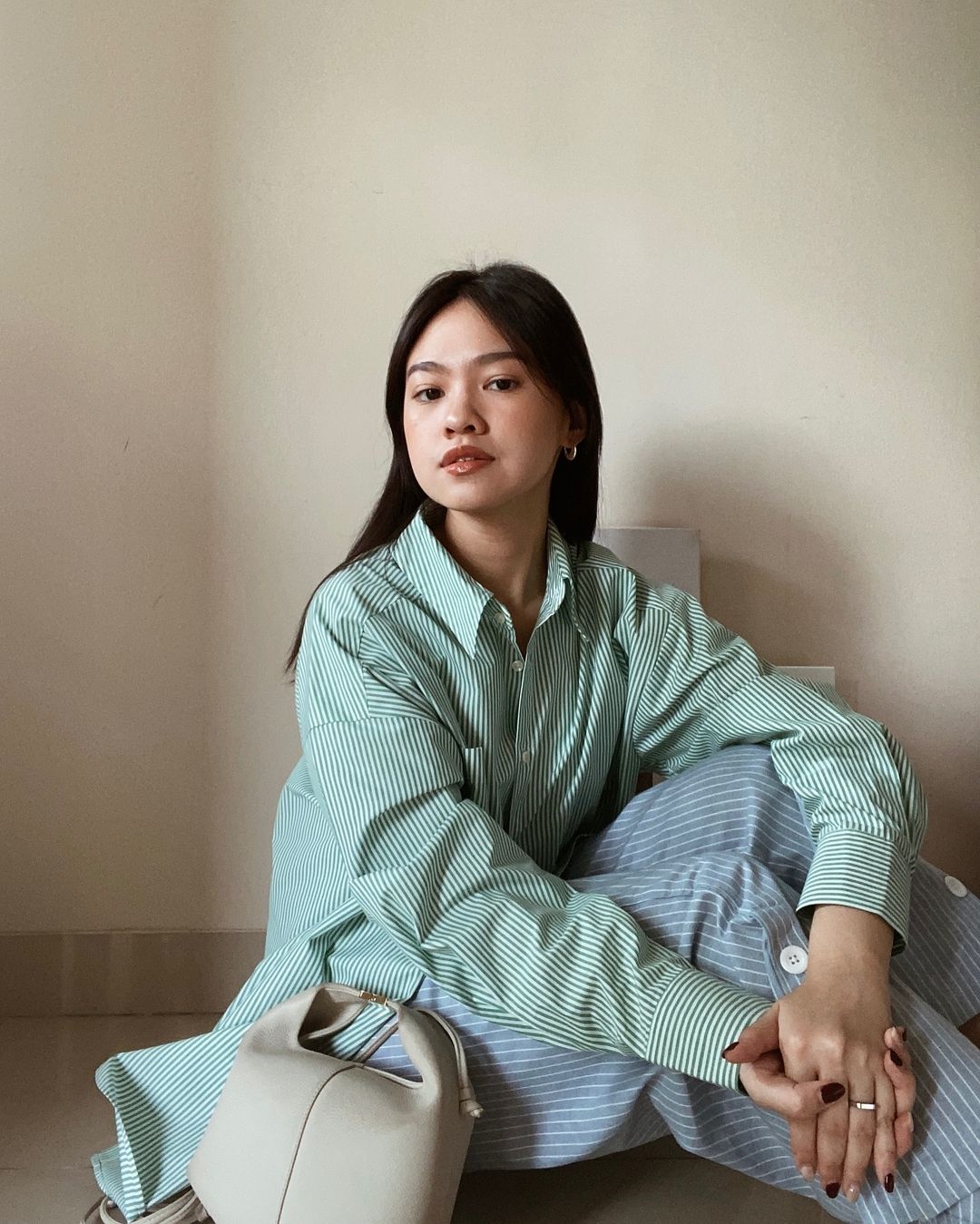 Michelle Gunawan mengenakan Seo 2 Ways shirt