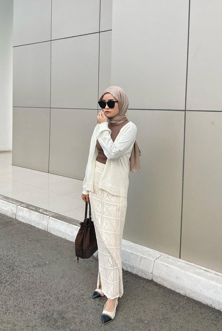 Rok Rajut Chrocet Tillburg dikenakan oleh Neng Dewi Suci Rahayu
