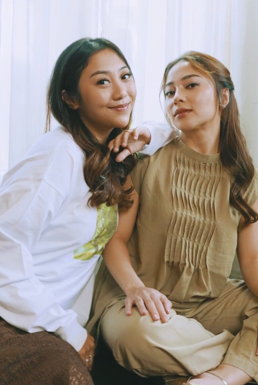 Nikita Willy mengenakan Blouse kekinian front tuck Bay