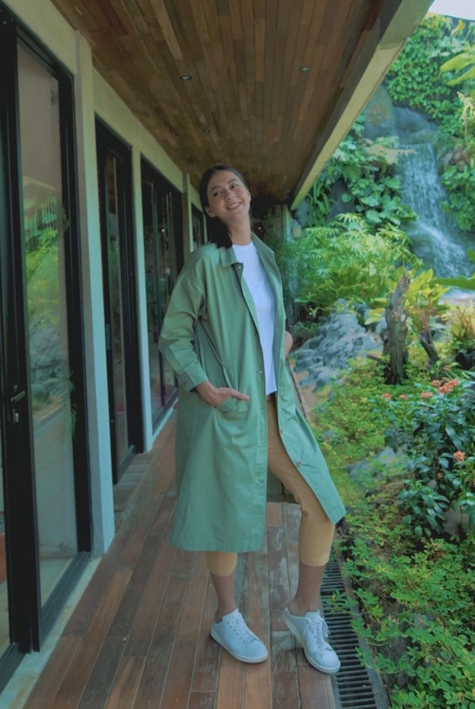 Paula Verhoeven menggunakan Tiana Shirt Coat