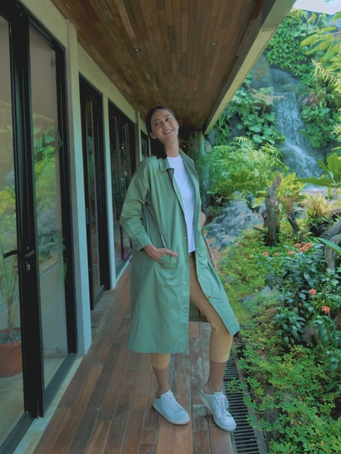 Paula Verhoeven menggunakan Tiana Shirt Coat