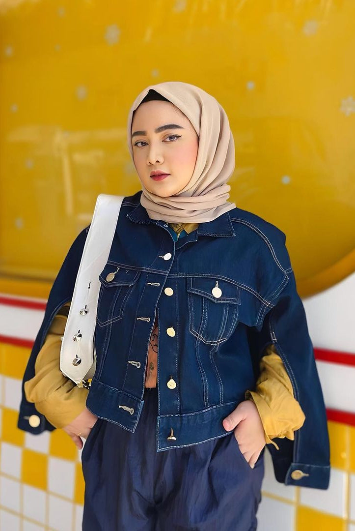 Rezky Syafitri mengenakan Jaket jeans wanita Cloak Denim Jacket