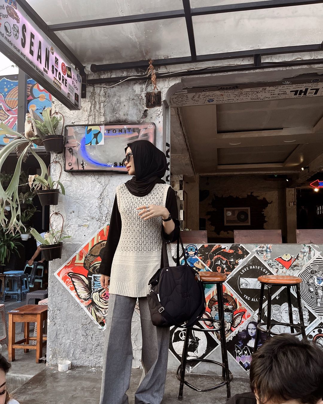 Muhan Faradila mengenakan Saijo Yarn Knit Vest