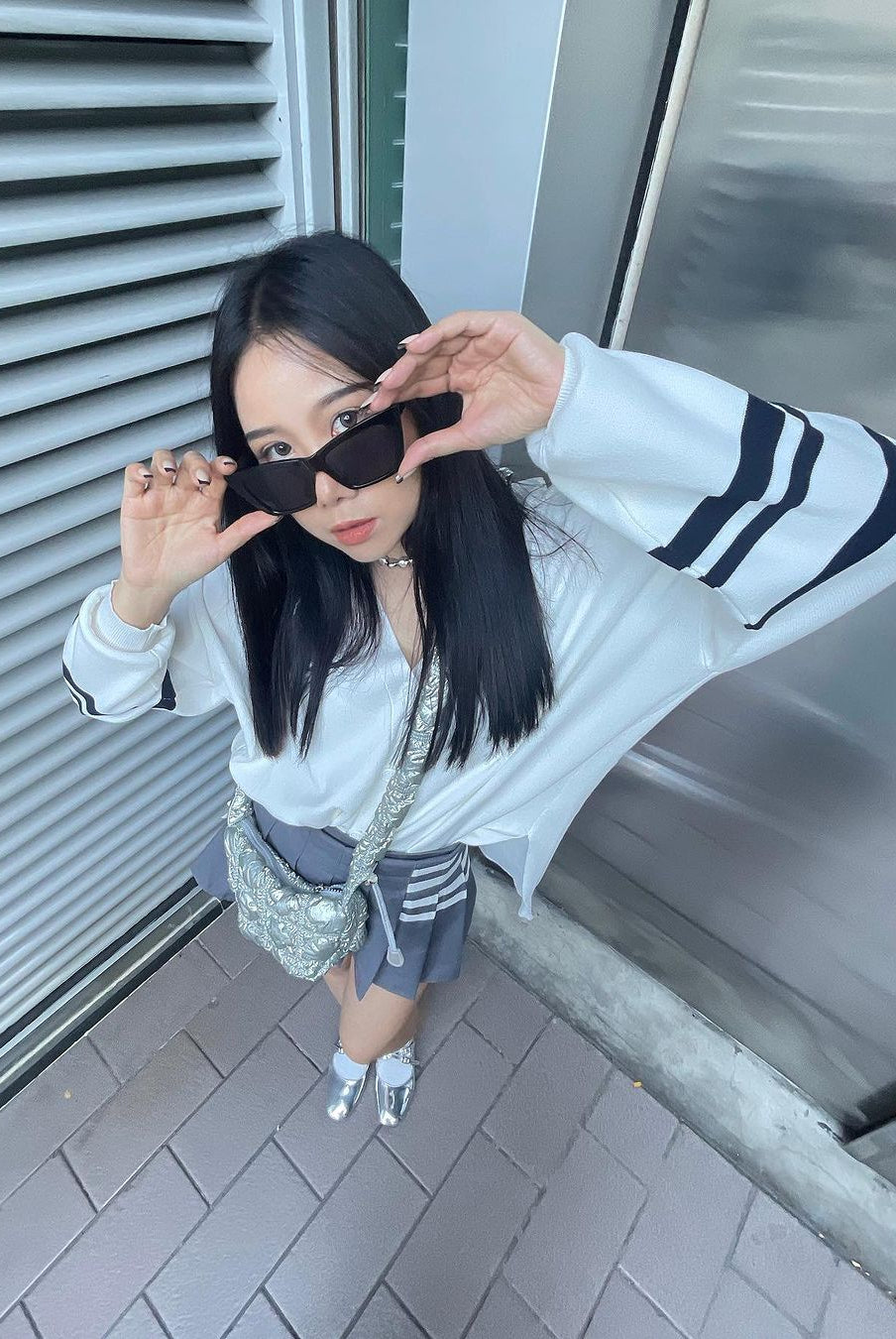 Shindy Yursula mengenakan Kazesumi Line Knit Cardigan