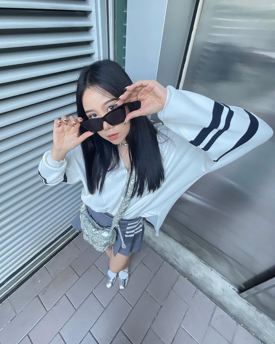 Shindy Yursula mengenakan Kazesumi Line Knit Cardigan