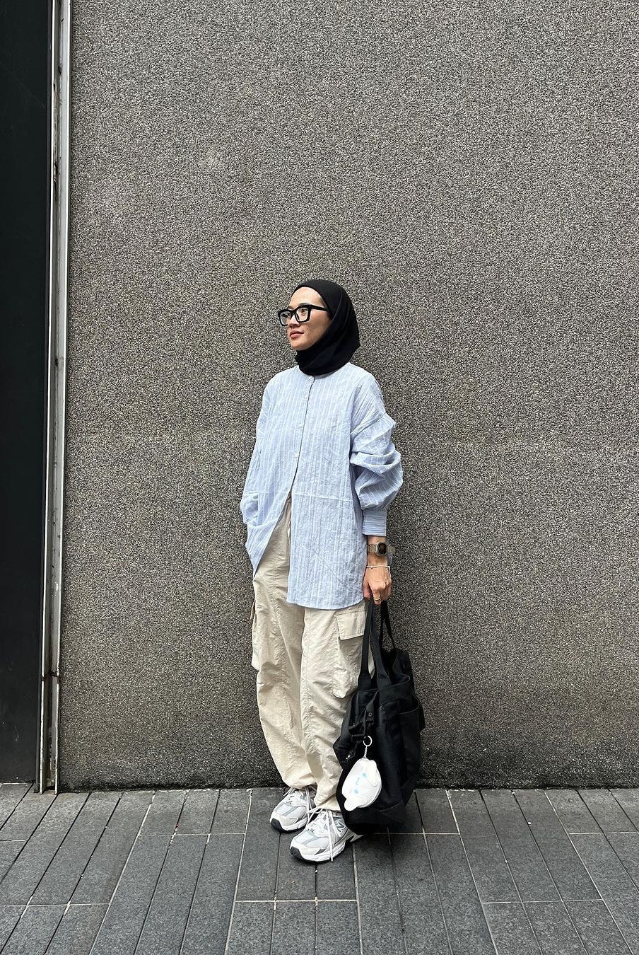 Karina Kamil Mengenakan Kemeja Wanita bermotif Berry Pattern Shirt
