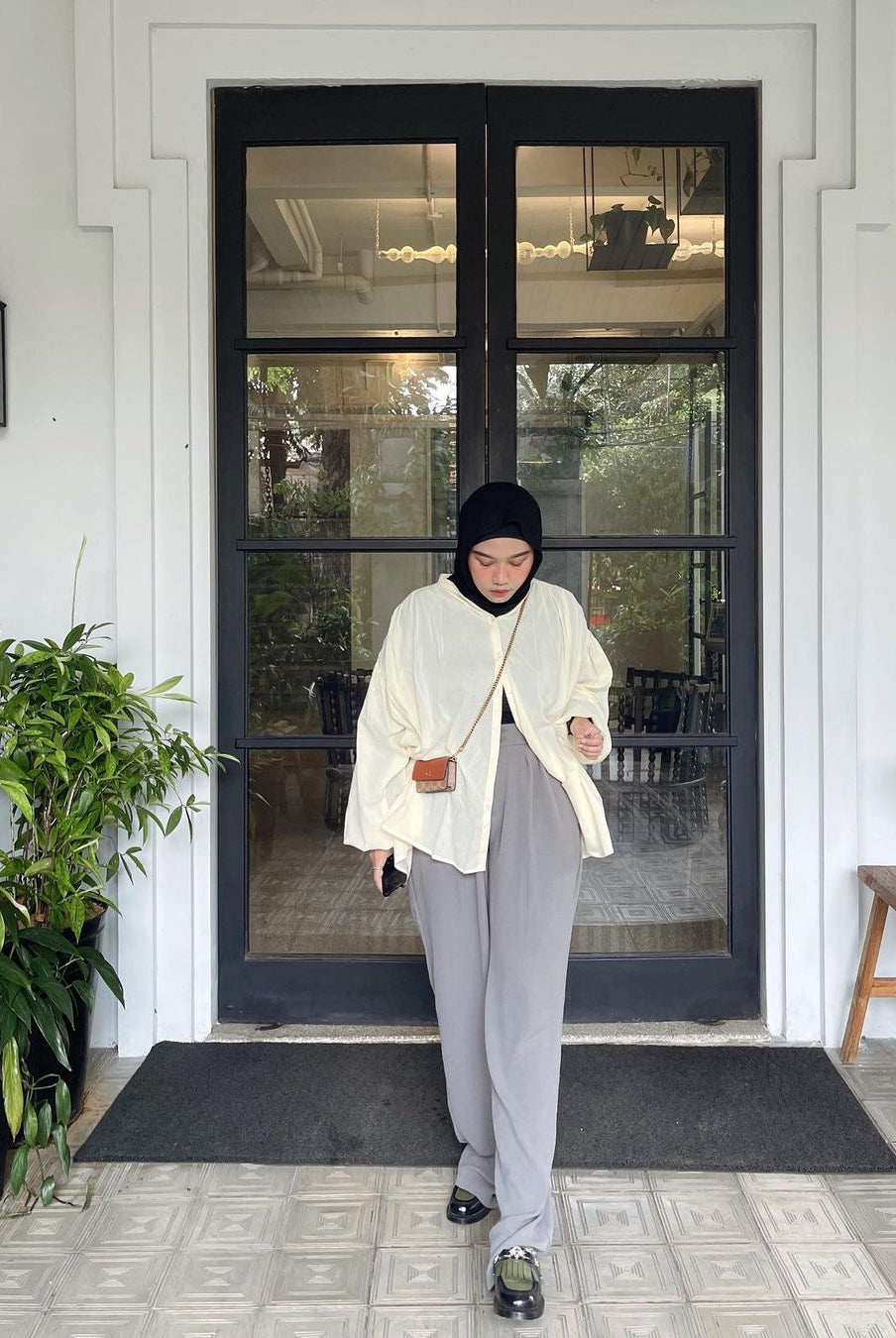 Karina Restu mengenakan Blouse Wanita lengan Panjang Yool