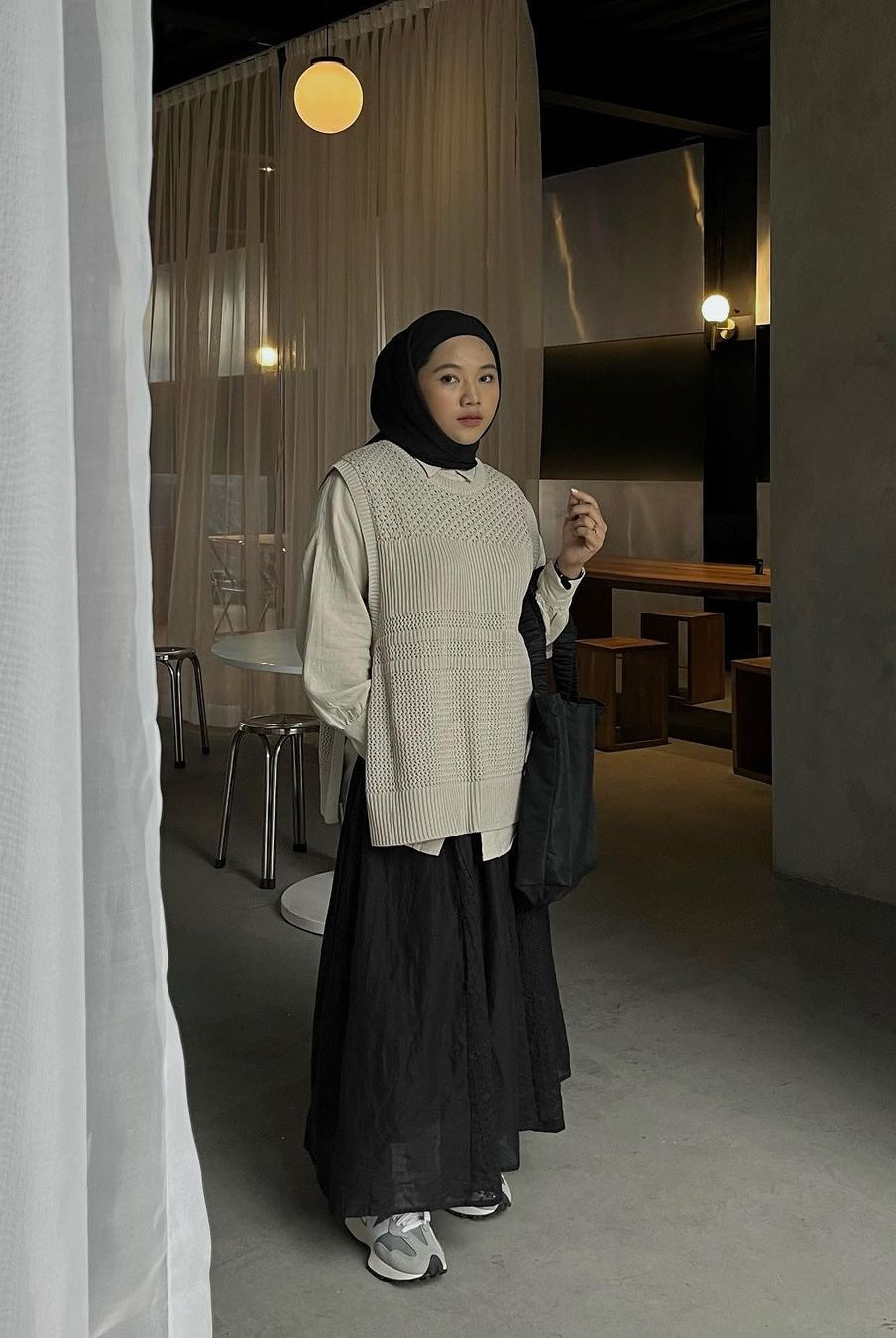 Vest Rajut Wanita Openwork Sneek dipakai olegh Tabita Larisa