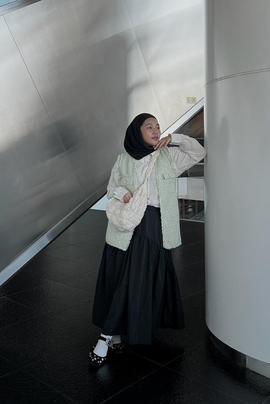 Tabita Larisa mengenakan Komu Tweed Gilet