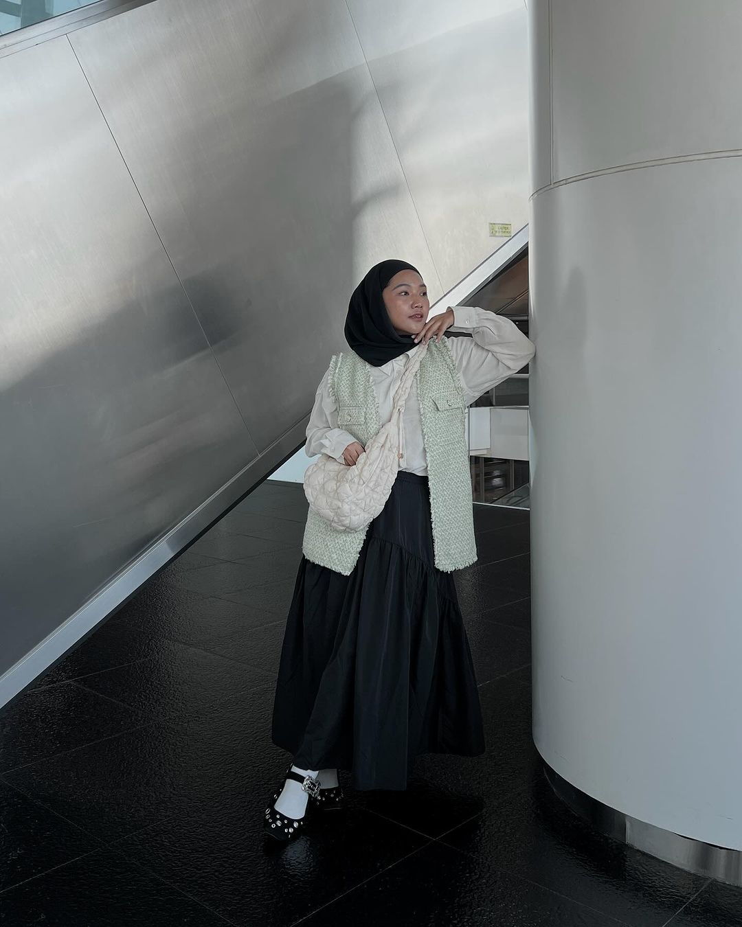 Tabita Larisa mengenakan Komu Tweed Gilet