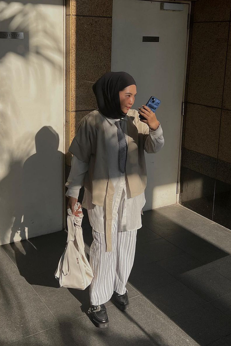 Tabita larisa Mengenakan Royal Stripped pants