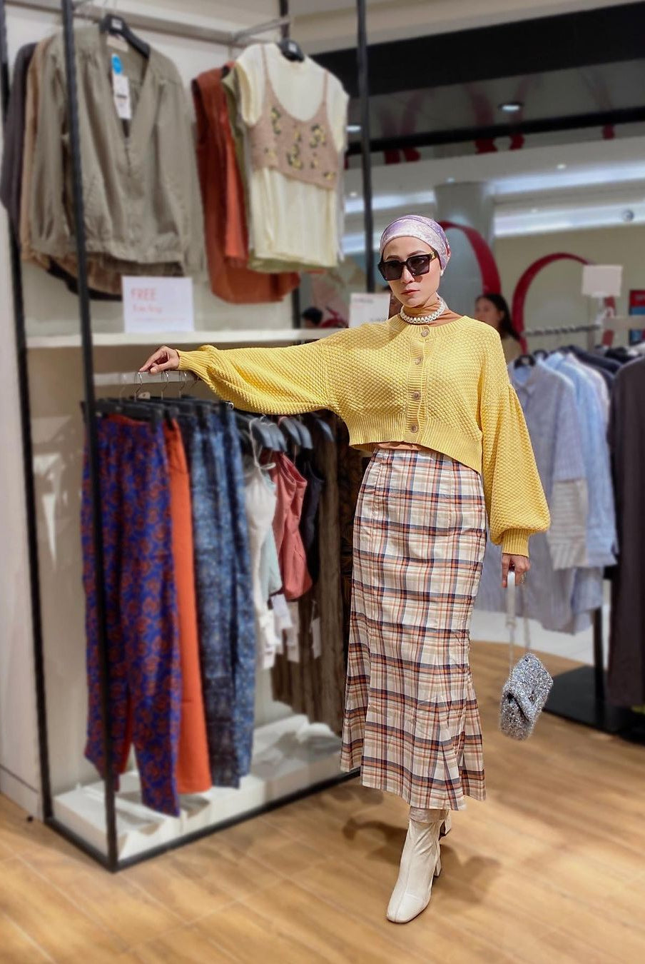 Viki Fitria Mengenakan Baju Set Wanita terbaru Averil Set