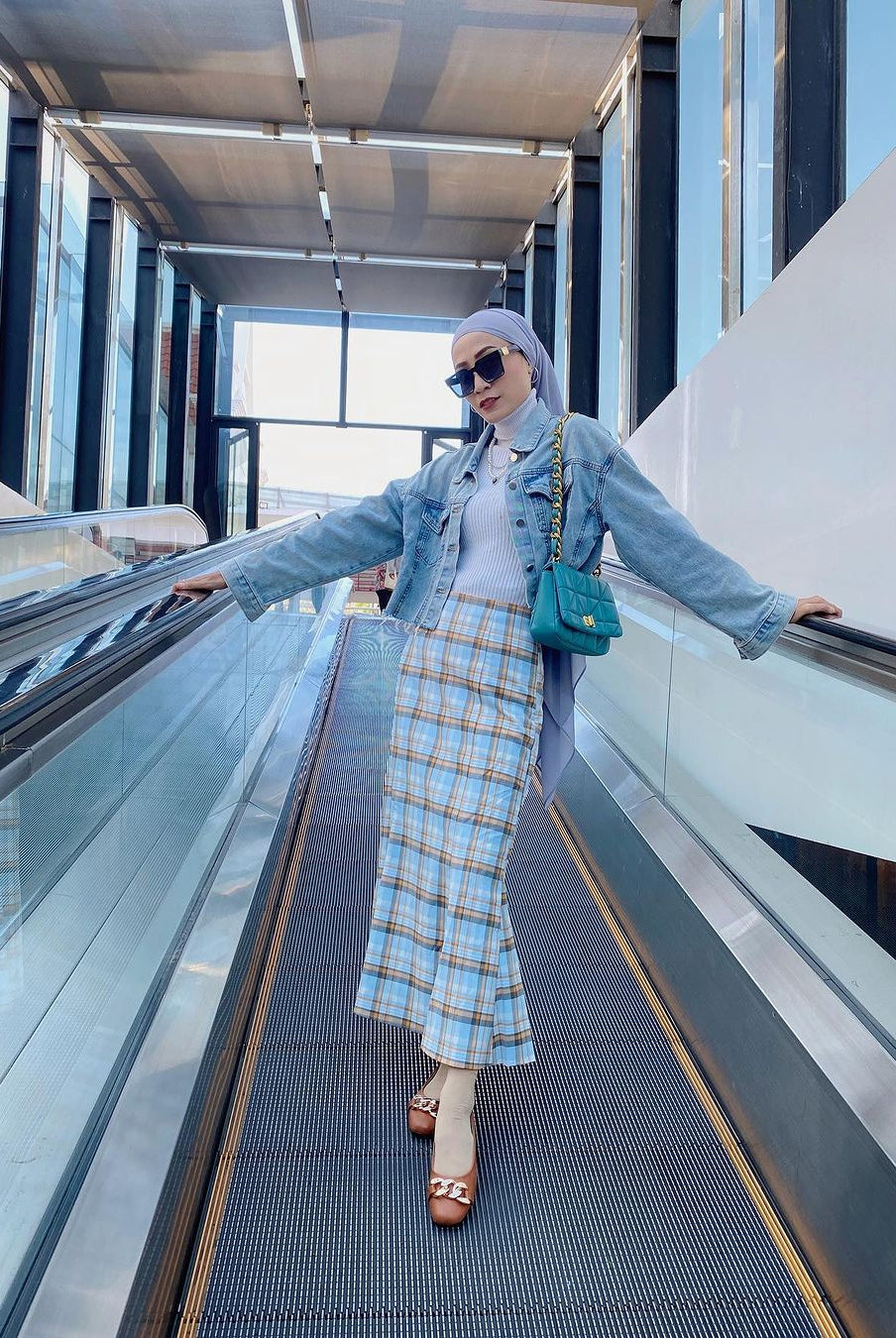 Viki Fitria mengenakan Rok Mermaid Xavi Check Mermaid Skirt