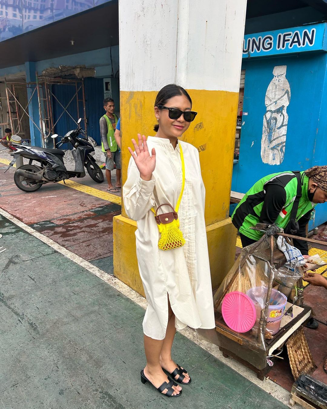 Dress Casual Wanita Jonka Pin Tuck Dress dikenakan oleh Wina