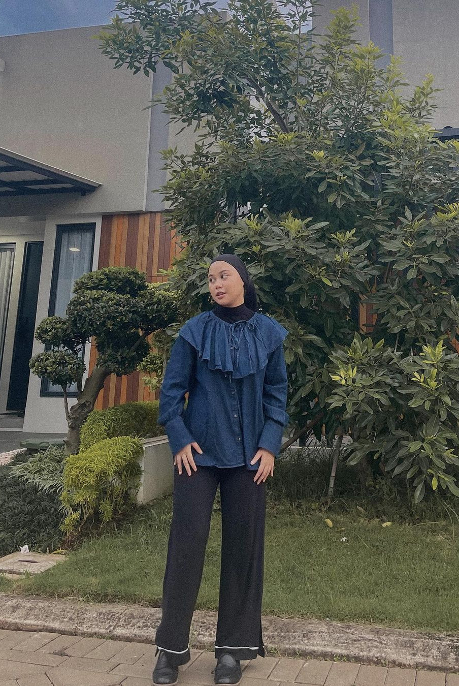 Blouse Kekinian Saada Denim Ruffle Collar - Styling by Fita Wulansari
