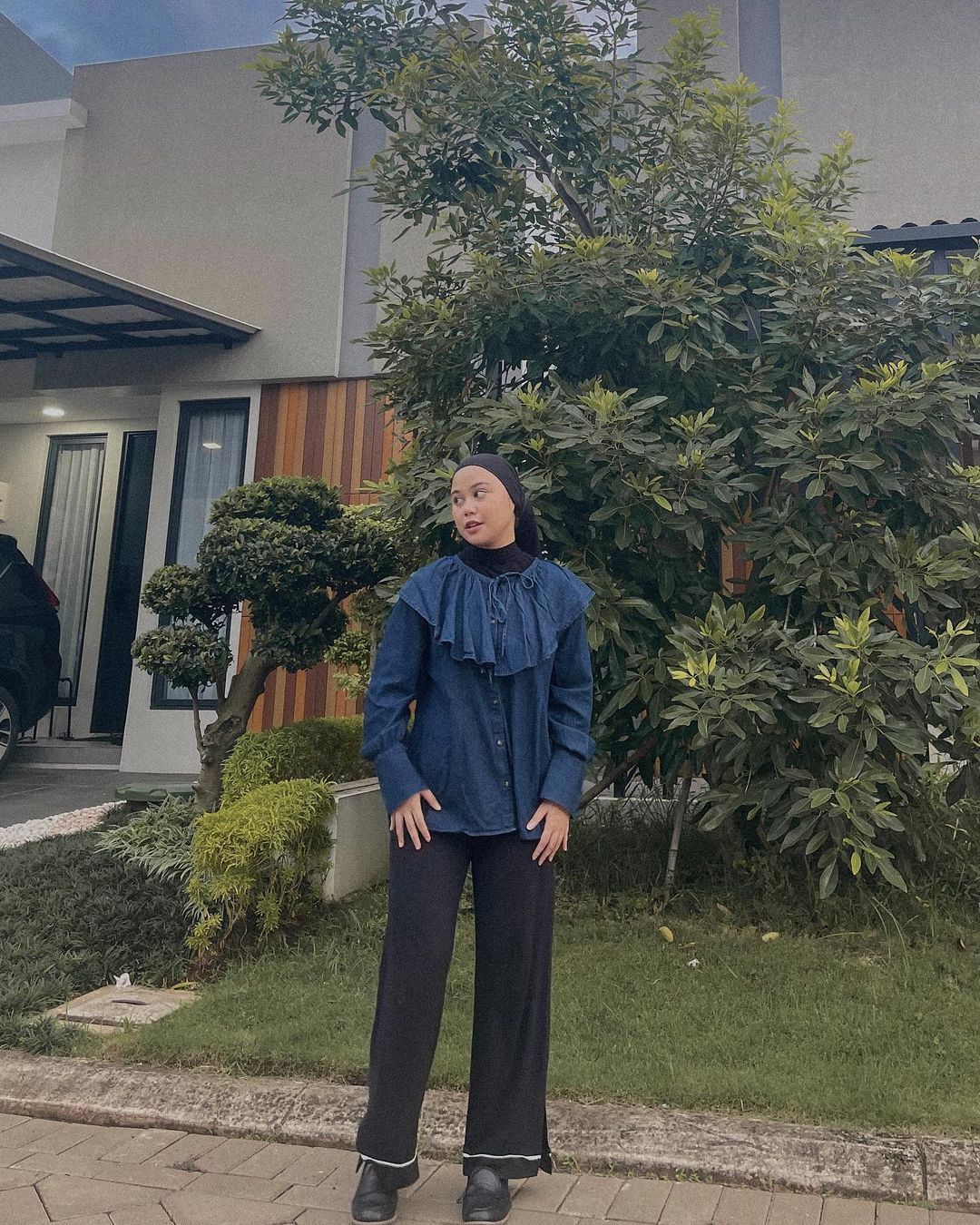 Blouse Kekinian Saada Denim Ruffle Collar - Styling by Fita Wulansari