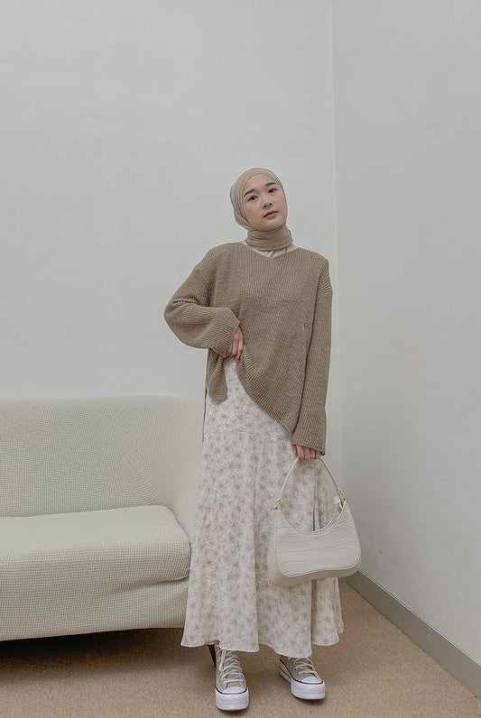 Sweater Rajut Leanore Slab V-neck Pullover - Styling by Denisa Rani