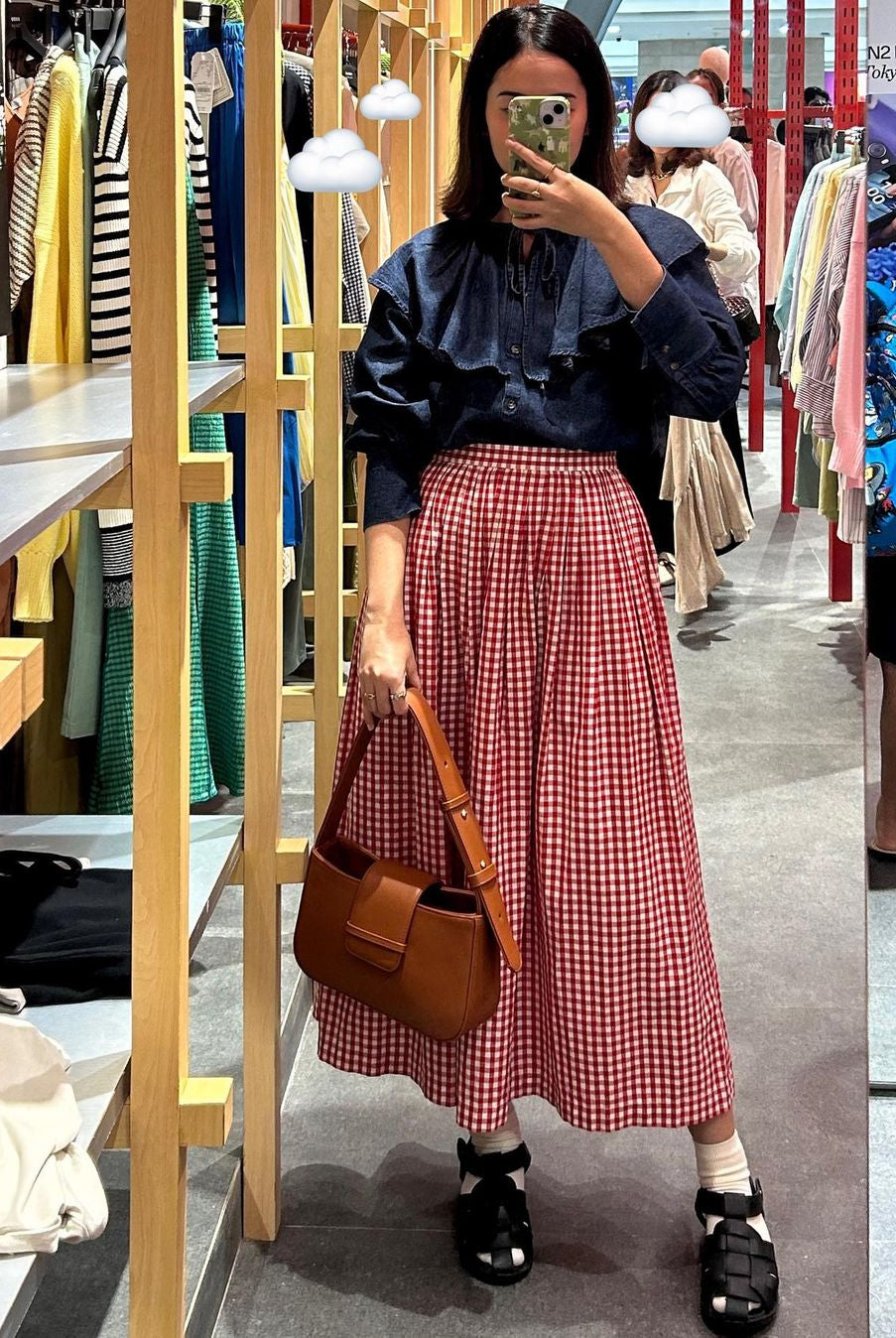 Blouse Berkerah Ruffle Saada dikenakan oleh Annete