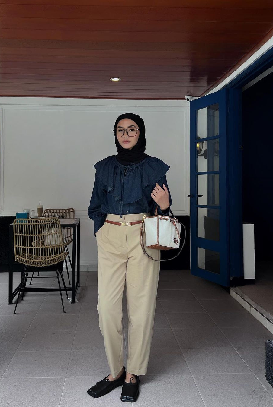 Blouse Kekinian Saada Denim Ruffle Collar - Styling by Fita Wulansari