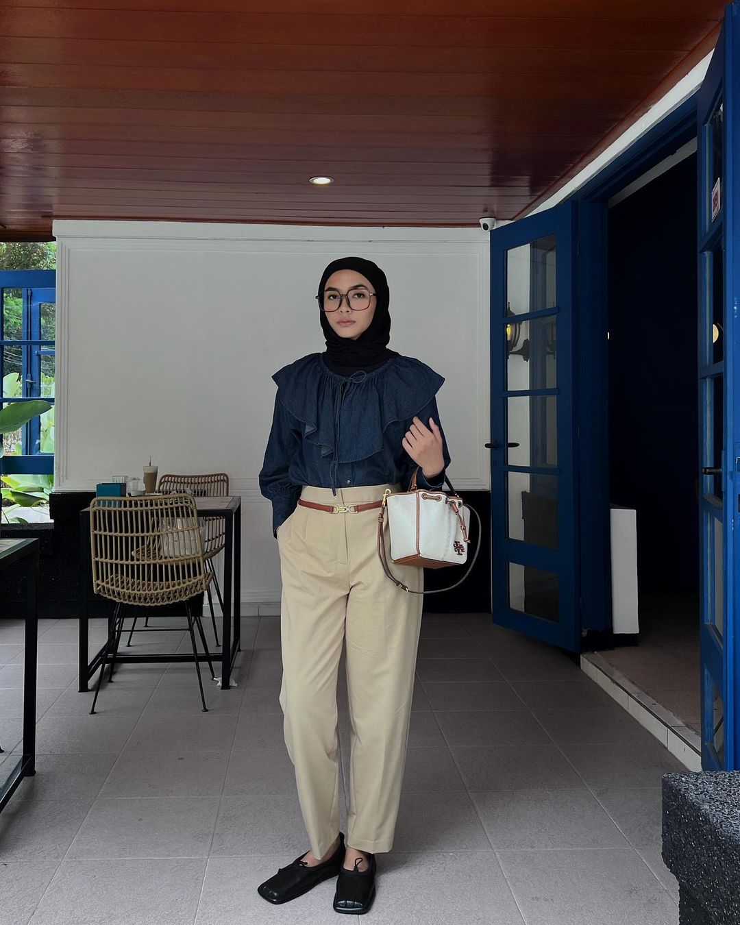 Blouse Kekinian Saada Denim Ruffle Collar - Styling by Fita Wulansari