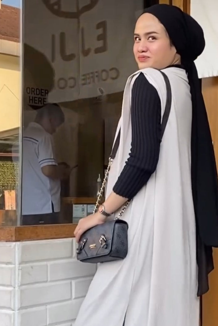 Bila Salsaf mengenakan Pujha Side Slit French Dress