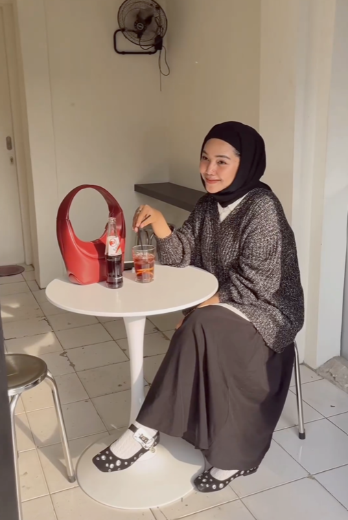 Tabita Larisa Mengenakan Milage Knit Tunic