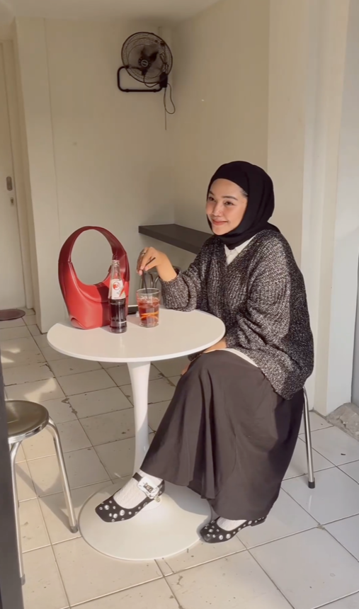 Tabita Larisa Mengenakan Milage Knit Tunic