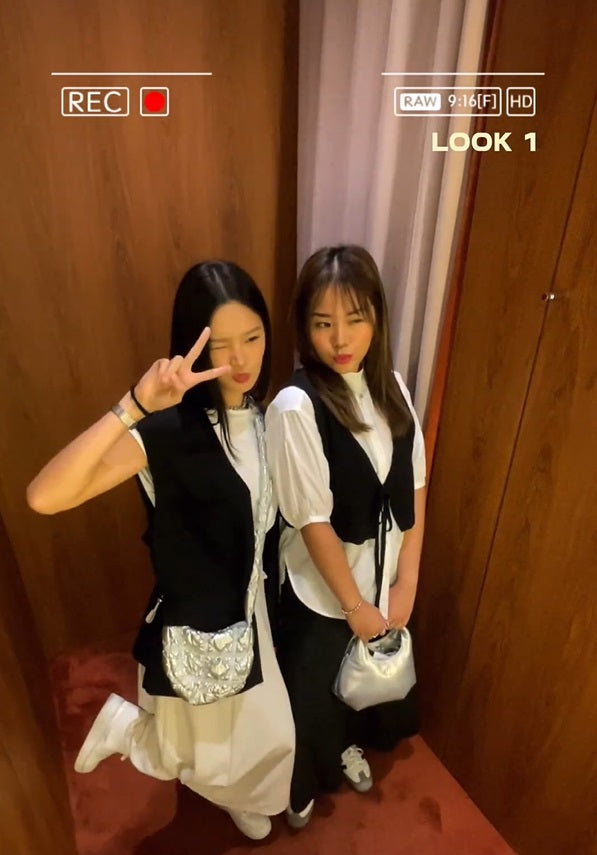 Brenda Pantja mengenakan Cloak Denim Jaket 