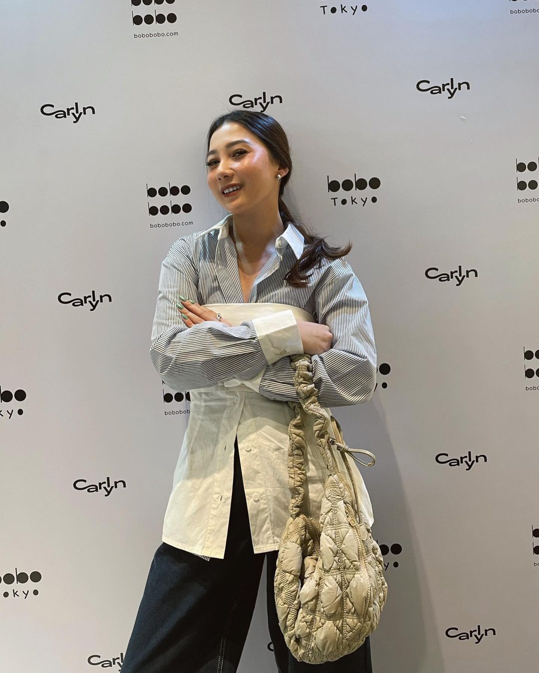 Carissas mengenakan Simu Cleric Shirt