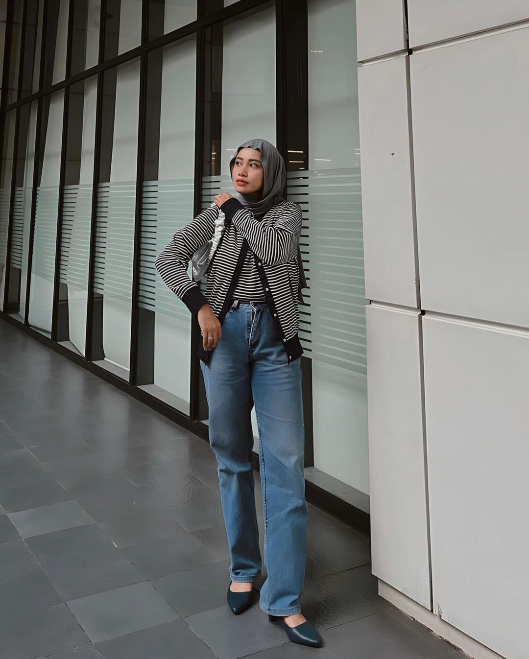 Diyanah mengenakan Stripped Cardigan Aubrey