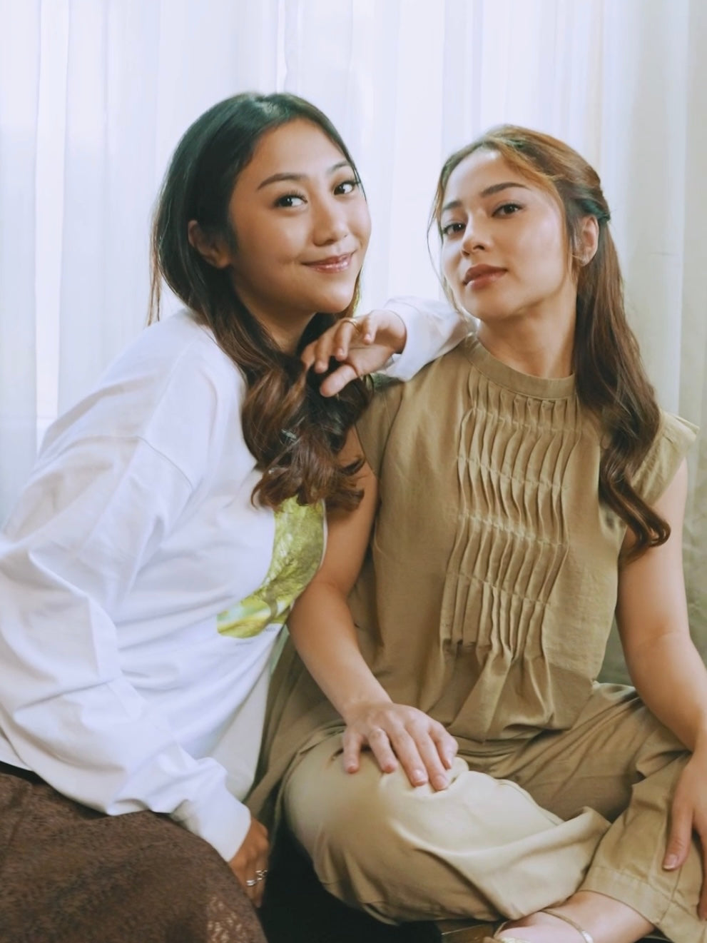 Nikita Willy mengenakan Blouse kekinian front tuck Bay