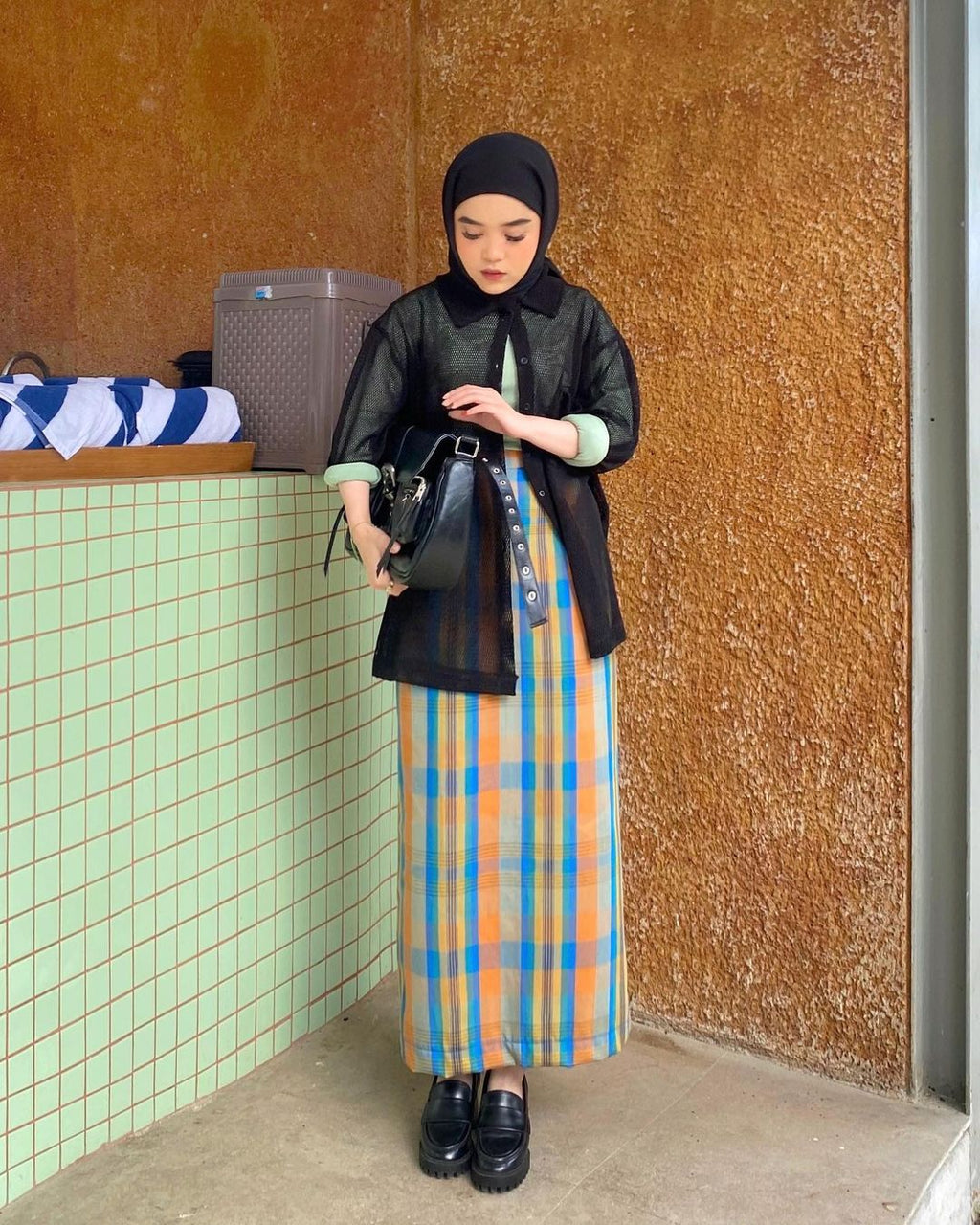 Rok Motif Kotak-kotak Heim dikenakan oleh Raihana