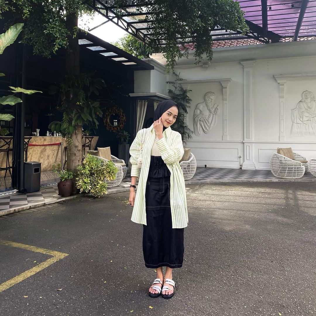 Kemeja Garis Garis Wanita Amity Stripeds Overshirt - Styling by Gaga