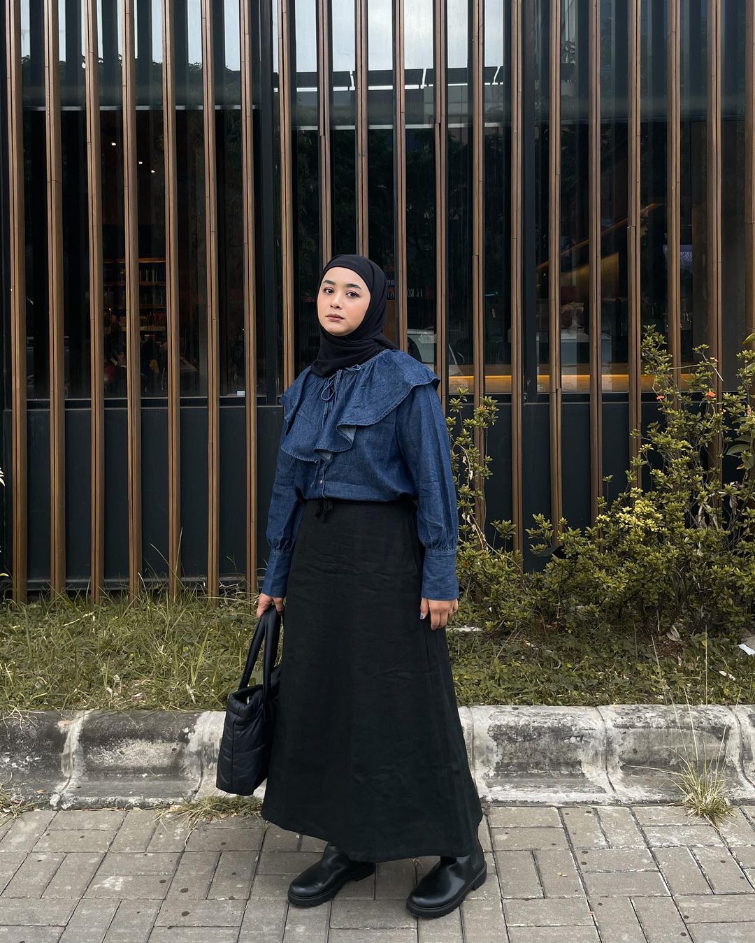 Blouse Kekinian Saada Denim Ruffle Collar - Styling by Mita